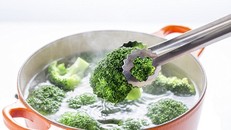 Một nửa dinh dưỡng của một số loại rau sẽ bị mất khi luộc