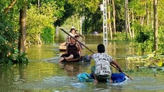 Sau 4 ngày bị lũ bao vây, người dân Chương Mỹ vẫn phải đi lại bằng thuyền