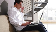 Thói quen để laptop trên đùi tiềm ẩn nguy cơ giảm khả năng sinh sản ở phái mạnh