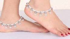 Có lẽ, sự pha trộn của những ảnh hưởng văn hoá này đã ảnh hưởng đến biểu tượng của phụ kiện hiện tại.