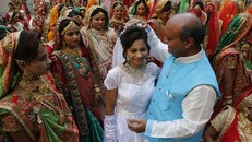 'Ông trùm kim cương' Ấn Độ làm đám cưới tập thể cho hàng trăm cô dâu mồ côi