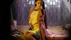 Angela Baby mặc áo lót dạng như áo yếm ở Việt Nam