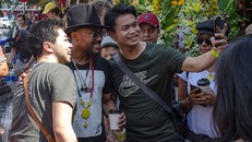 Nhiều người xin chụp ảnh cùng Apl De Ap