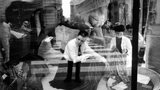 Leïla Menchari say mê công việc thiết kế cửa sổ trưng bày cho cửa hàng Hermès trên đường Saint-Honoré ở Paris. Ảnh chụp năm 1985.