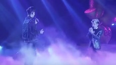 Đức Phúc nhìn vào lòng bàn tay vì chưa thuộc lời bài hát mới