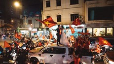 Cặp đôi Hà Nội chụp ảnh cưới mừng U23 Việt Nam chiến thắng