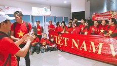 Sao Việt và fan nhuộm đỏ sân bay trước khi lên đường đi cổ vũ U23 Việt Nam