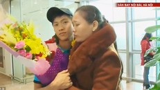 Mẹ Văn Đức lên tiếng về bức ảnh gây 'bão' ở sân bay