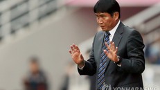 HLV Kim Bong Gil đã không thể đi hết hợp đồng còn thời hạn tới tháng 8/2018.