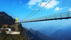 Trung Quốc xây cầu kính cao kỉ lục 1,9 km nối 2 thành phố