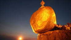 Hòn đá thiêng 'nghiêng không đổ' ở Myanmar