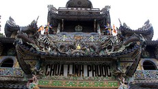 Đầu xuân viếng ngôi chùa có tượng Bồ tát bằng hoa lớn nhất thế giới