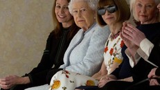 Nữ hoàng Elizabeth II tham dự show thời trang của Richard Quinn. 