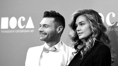 Bị tố tội quấy rối tình dục, bạn gái vẫn yêu Ryan Seacrest tha thiết