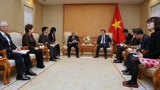 Phó Thủ tướng Trịnh Đình Dũng tiếp ông Yutaka Aso. Ảnh: VGP/Xuân Tuyến