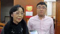 Nguyễn Trung Quân (bên phải) và mẹ. (Ảnh: Nam Phương)