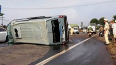 Xe khách 16 chỗ lộn nhiều vòng trên QL20, 3 người bị thương