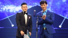 Việt Tú bắt chước Trường Giang ‘cầu hôn’ Xuân Bắc trên sân khấu