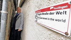 Đường phố hẹp nhất thế giới đi nghiêng người vẫn bị kẹt