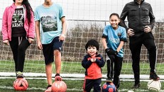 Bệnh lạ khiến xương bé trai từ từ biến mất 