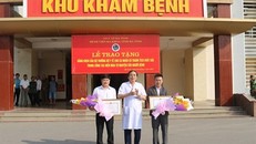 Bác sĩ Nguyễn Viết Đồng, Giám đốc Bệnh viện Đa khoa Hà Tĩnh (áo trắng, ở giữa) trao bằng khen cho hai cá nhân hiến máu cứu người