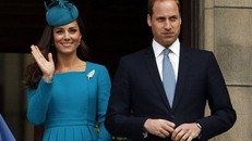 Công nương Kate sinh con trai