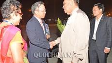 Đón Chủ tịch Quốc hội Sri Lanka có Phó Chủ nhiệm Ủy ban Đối ngoại Nguyễn Mạnh Tiến, Đại sứ Đặc mệnh toàn quyền Sri Lanka tại Việt Nam, một số cán bộ, nhân viên Đại sứ quán Sri Lanka