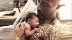  Dwayne Johnson bỏ lỡ buổi ra mắt phim vì thức đêm trông con gái vừa chào đời