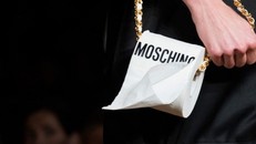  'Cuộn giấy vệ sinh' có giá hàng chục triệu đồng