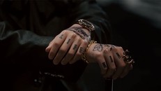 Nam ca sĩ rất chú trọng đến phụ kiện đi kèm mỗi set đồ. Những item này đều đến từ các thương hiệu lừng danh như Versace, Alexander McQueen...