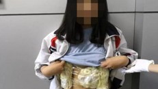  Hải quan Trung Quốc bắt bé gái Việt cuốn 2 kg trang sức bằng ngà voi quanh bụng