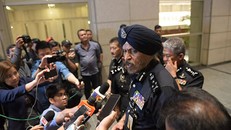 Malaysia thu gần 300 túi hàng hiệu, 72 bao tiền tại nhà cựu thủ tướng