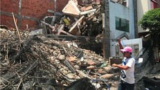 TP.HCM: Sập nhà trong lúc tháo dỡ, một công nhân tử vong