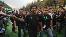 Ronaldinho cùng lúc cưới 2 vợ