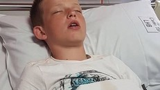 Cậu bé 11 tuổi trở thành 'xác sống' sau khi hút một điếu thuốc tẩm cần sa