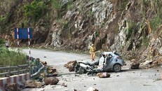 Đá lăn đè nát ô tô, tài xế tử vong, 2 người bị thương