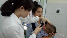 Con phải khoét mắt vì mẹ vắt sữa nhỏ vào mắt