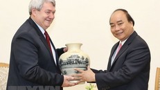 Thủ tướng Nguyễn Xuân Phúc tặng quà lưu niệm cho ông Vojtech Filip, Phó Chủ tịch Hạ viện Cộng hòa Séc, Chủ tịch Đảng Cộng sản Séc-Morava. (Ảnh: Thống Nhất/TTXVN)