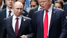 Tổng thống Mỹ Donald Trump (phải) và Tổng thống Nga Vladimir Putin (trái) tại Diễn đàn APEC ở Đà Nẵng năm ngoái. Ảnh: AFP