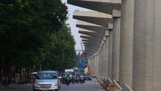 Đoạn trên cao đã thi công được khoảng 83%, hiện nay nhà thầu lắp dầm trên các tuyến đường Xuân Thủy - Cầu Giấy. Ảnh: Bá Đô