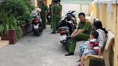 Cảnh sát làm việc với người thân bé trai tại bệnh viện. Ảnh: Xuân Ngọc