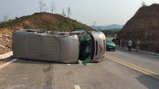 Va chạm giữa xe khách và xe đầu kéo, 10 người thương vong