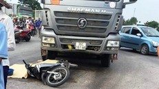 Xe tải bất ngờ chuyển hướng, cán chết người phụ nữ đi xe máy