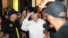 Noo Phước Thịnh xin vệ sĩ nhẹ tay với fan tại sự kiện