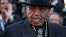 Cha của Michael Jackson qua đời ở tuổi 89