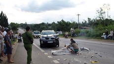 Xe máy lấn đường tông ô tô, 1 người chết tại chỗ