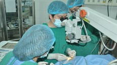 2 bé trai may mắn được nhận giác mạc của Vân Nhi