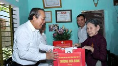 Phó Thủ tướng thăm Mẹ Việt Nam anh hùng Trần Thị Thí. - Ảnh: VGP/Lê Sơn