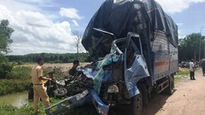  Cú tông khủng khiếp khiến xe tải 3,5 tấn bị biến dạng, 2 người đi trên xe tải và lái xe bagác chết tại chỗ. Ảnh Duy Khang/báo Bình Dương.