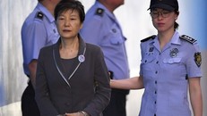 Cựu Tổng thống Hàn Quốc Park Geun-hye nhận án 8 năm tù giam
